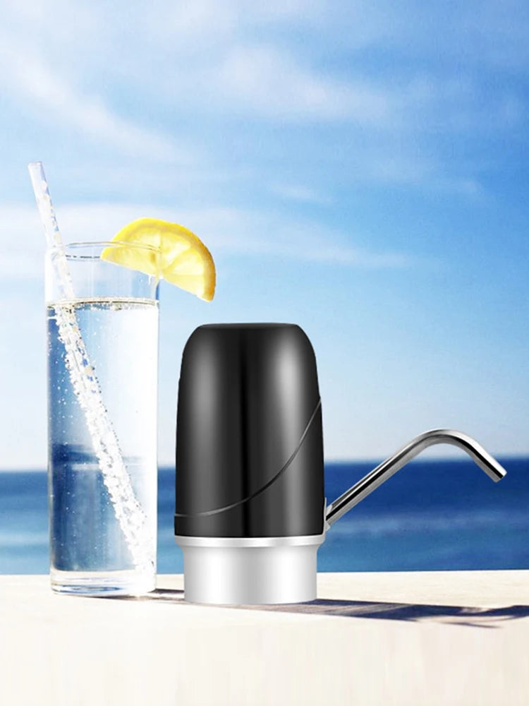Pompe à eau électrique noire avec verre d'eau pétillante et citron, idéale pour boisson fraîche en extérieur