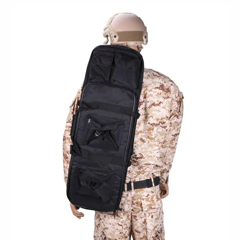 Sac à dos tactique noir pour fusil, porté par soldat en tenue camouflage désert