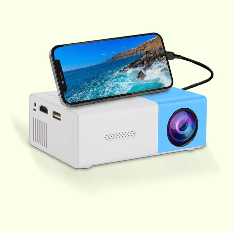 Mini projecteur portable bleu et blanc avec smartphone connecté, idéal pour cinéma maison ou présentations