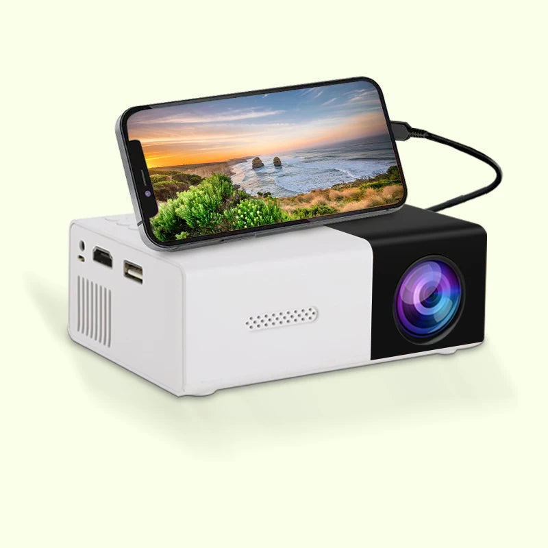Mini vidéoprojecteur portable blanc avec smartphone connecté, idéal pour cinéma maison ou présentations