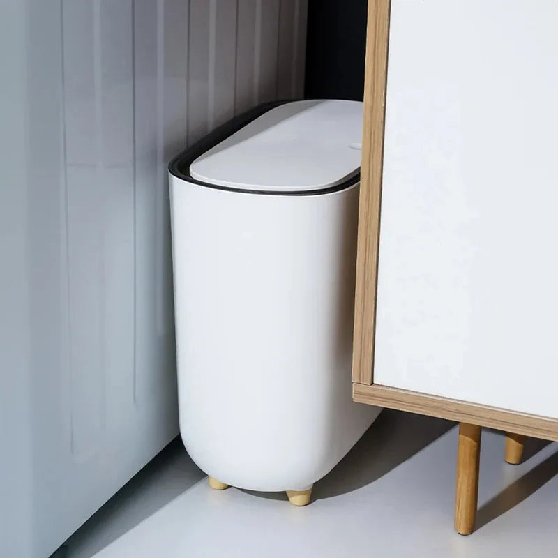 Poubelle moderne blanche avec couvercle noir, design compact pour coin de cuisine ou salle de bain