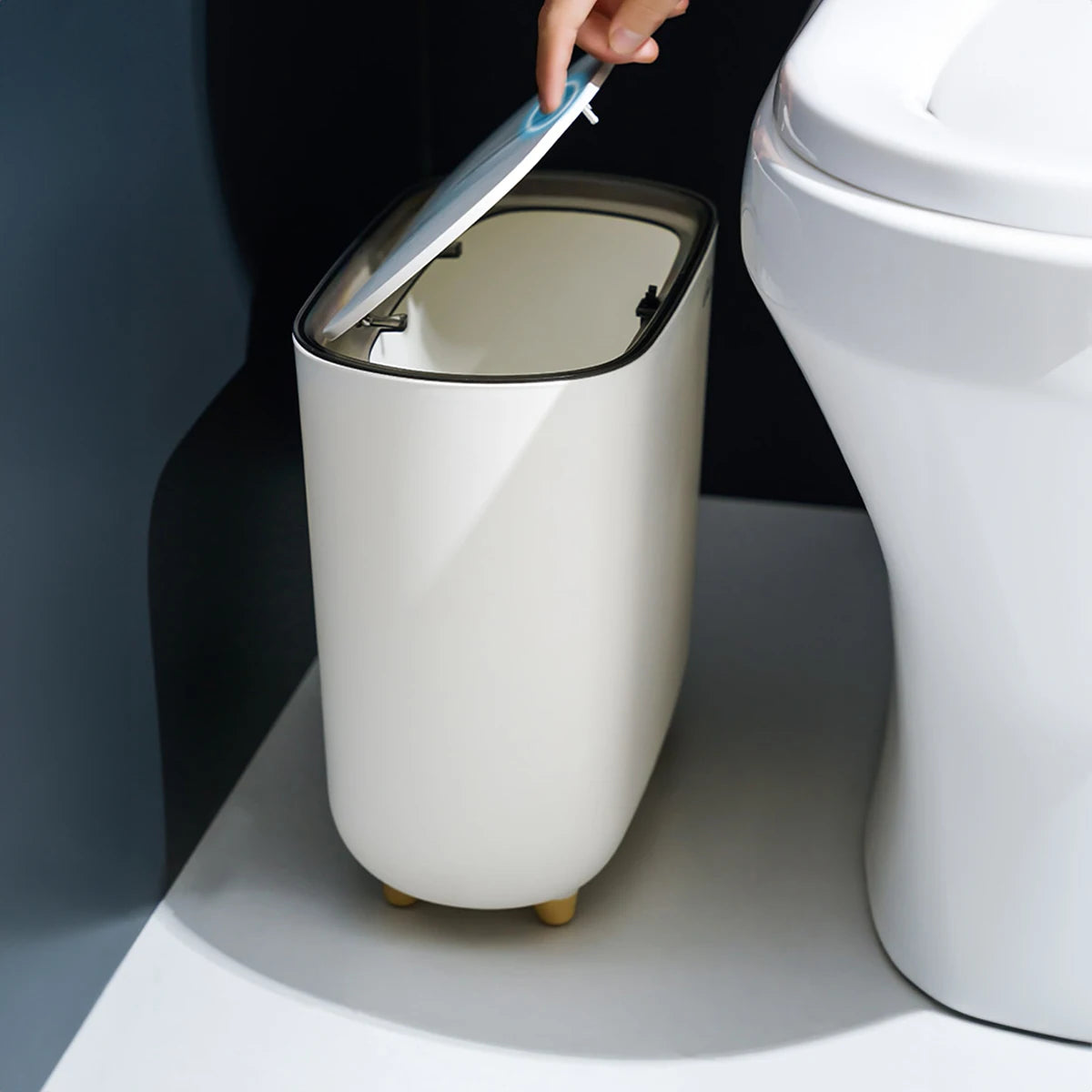 Poubelle intelligente blanche avec couvercle automatique pour salle de bain, design moderne et compact