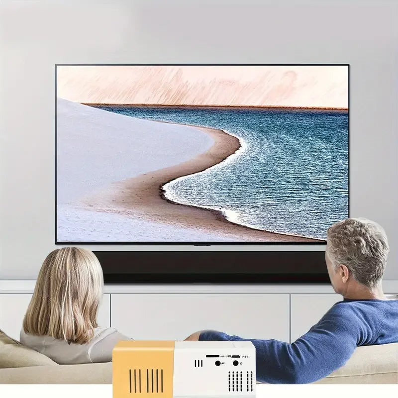 Projecteur portable 4K pour cinéma maison, affichage grand écran avec couple regardant plage sur TV