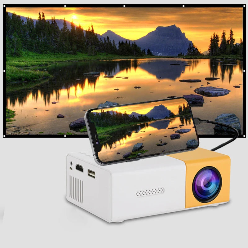 Mini projecteur portable avec smartphone, affichage paysage montagne au coucher du soleil sur écran
