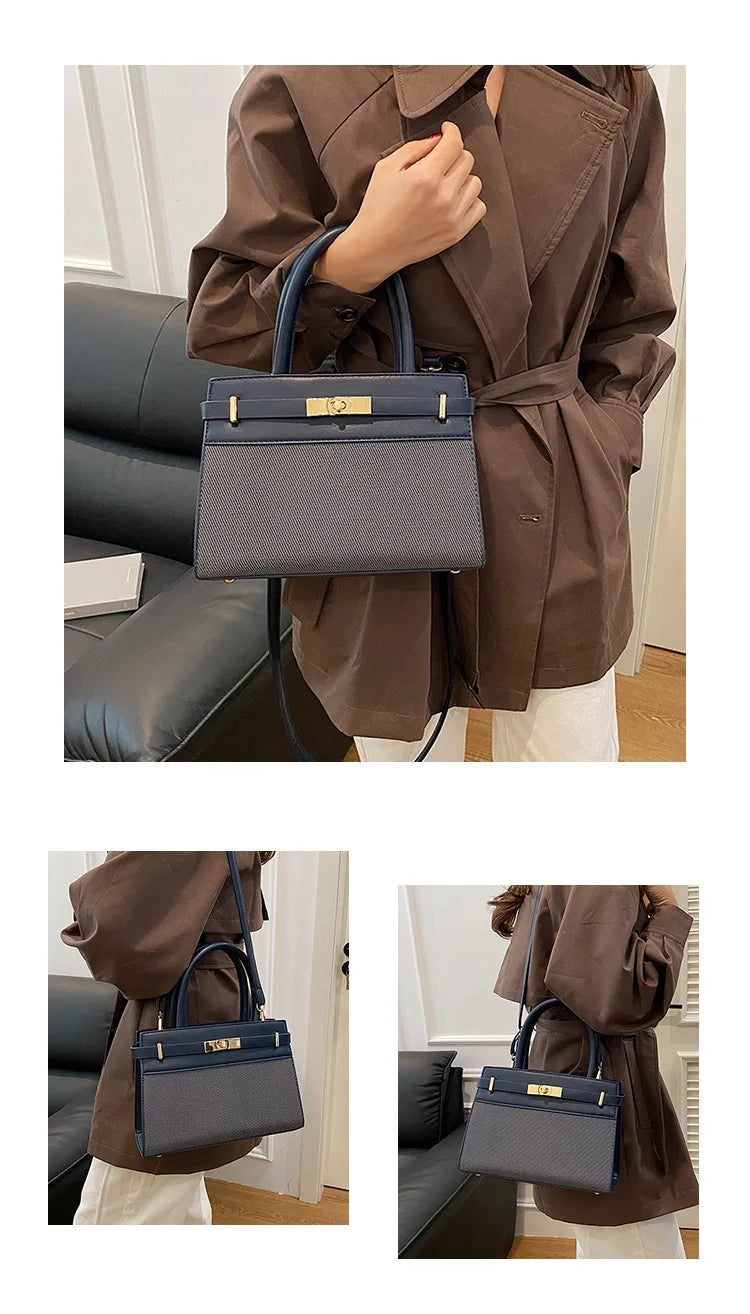 Sac à main élégant bleu marine avec poignées et fermeture dorée, porté par une femme en manteau brun