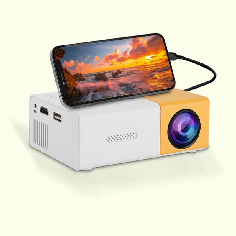 Mini projecteur portable blanc et jaune avec smartphone affichant un coucher de soleil, idéal pour cinéma maison