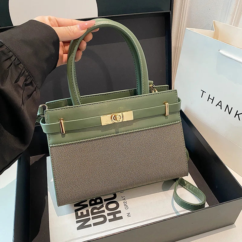 Sac à main vert élégant avec poignée et fermoir doré, idéal pour un style urbain chic