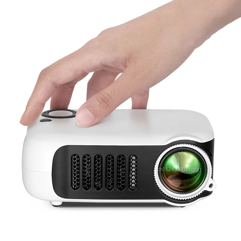 Mini projecteur portable blanc avec lentille verte, idéal pour cinéma maison ou présentations