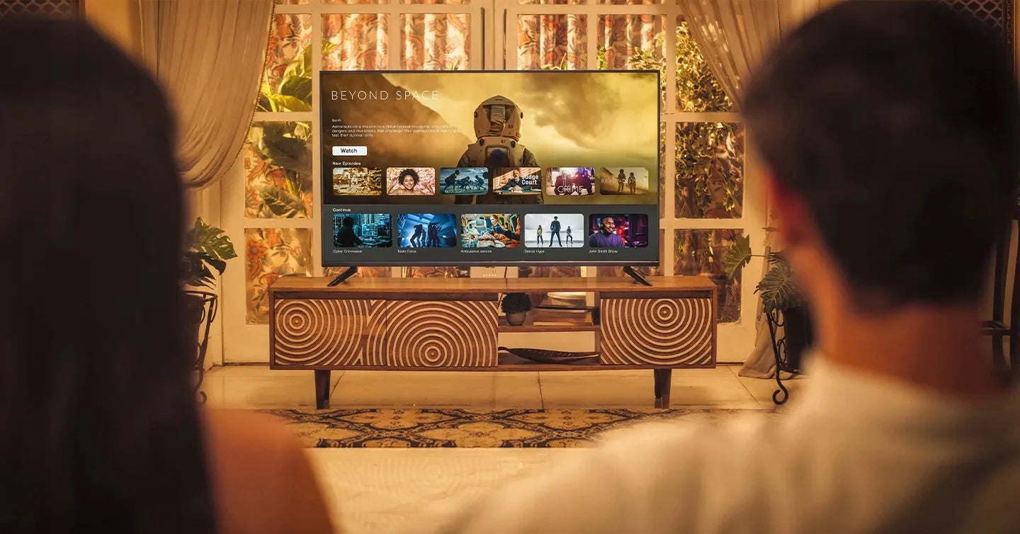 Téléviseur intelligent 4K affichant une série spatiale, idéal pour divertissement high-tech à la maison
