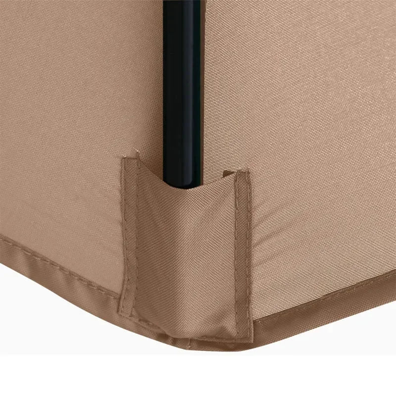 Détail d'une housse de protection beige pour meuble de jardin, fixation sur pied noir, tissu résistant