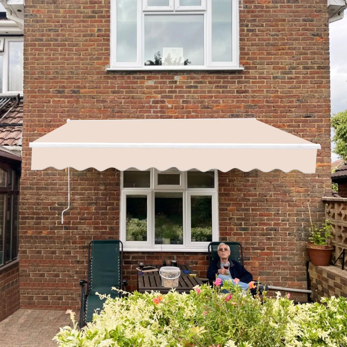 Auvent de terrasse beige avec bord ondulé, installé sur mur en briques, pour extérieur et jardin