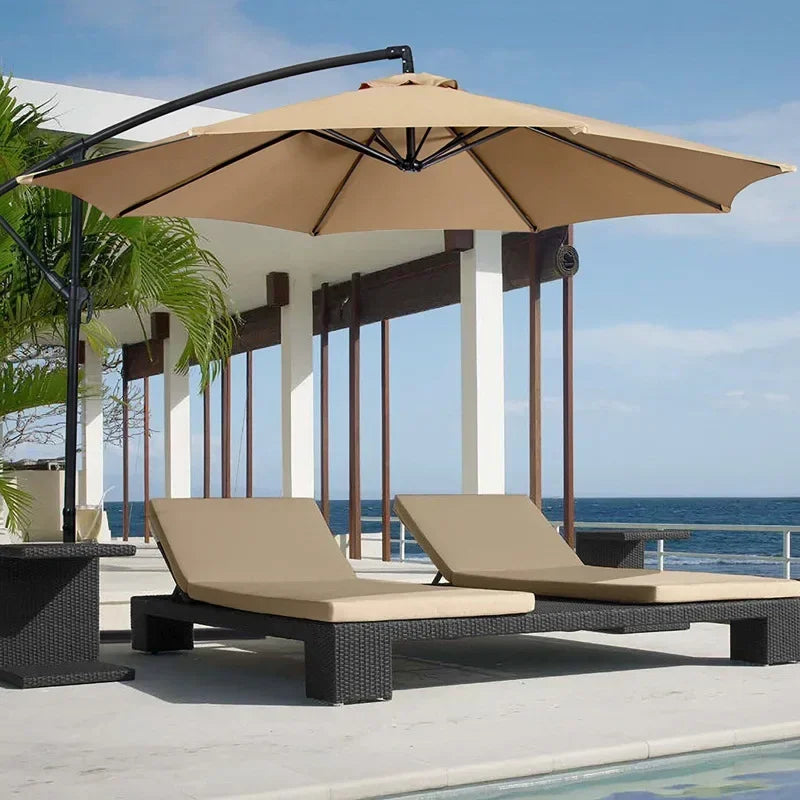 Parasol déporté beige avec transats près de la piscine, idéal pour terrasse ou jardin