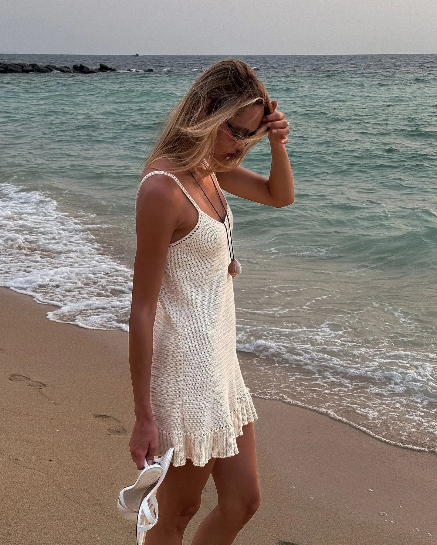 Robe Courte Chic en Crochet à Col Halter et Volants, Modèle 2026, pour Femme, Confortable, Idéale comme Cache-Maillot de Bain, pour Vacances en Bord de Mer et Clubs K58
