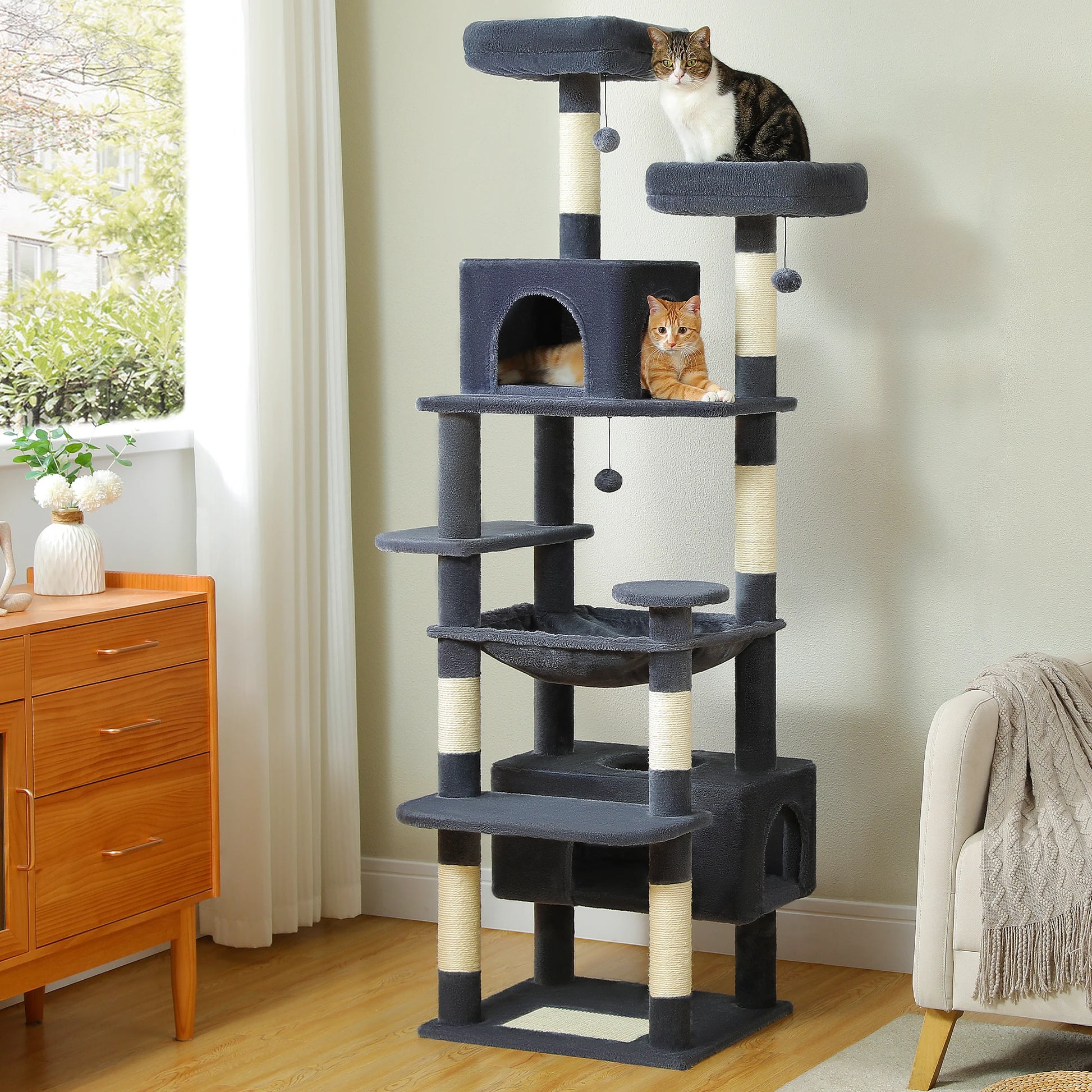 Arbre à chat gris avec griffoirs et niches, idéal pour chats dans salon moderne