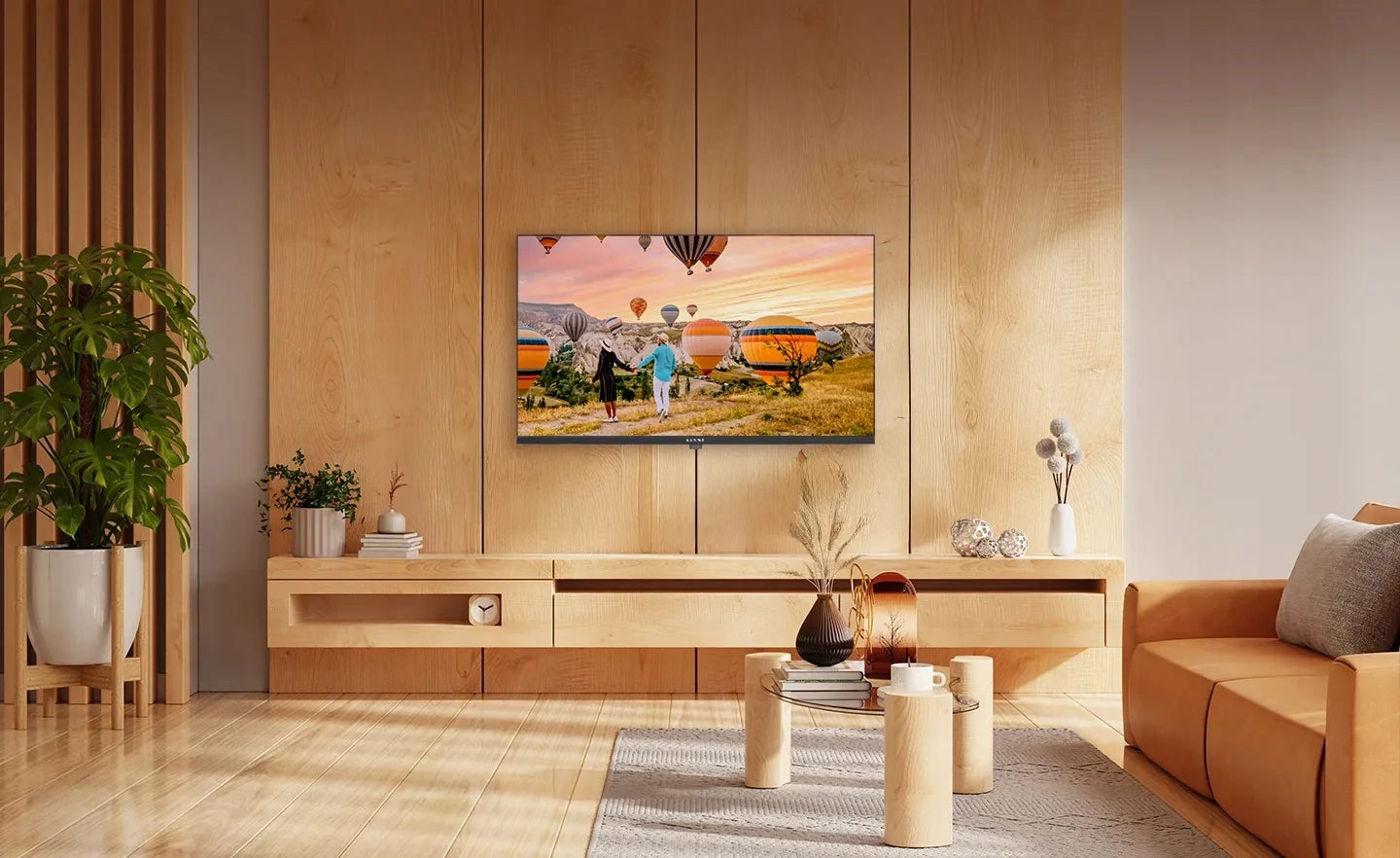Téléviseur LED 4K mural dans salon moderne avec décor bois et ballons captivants