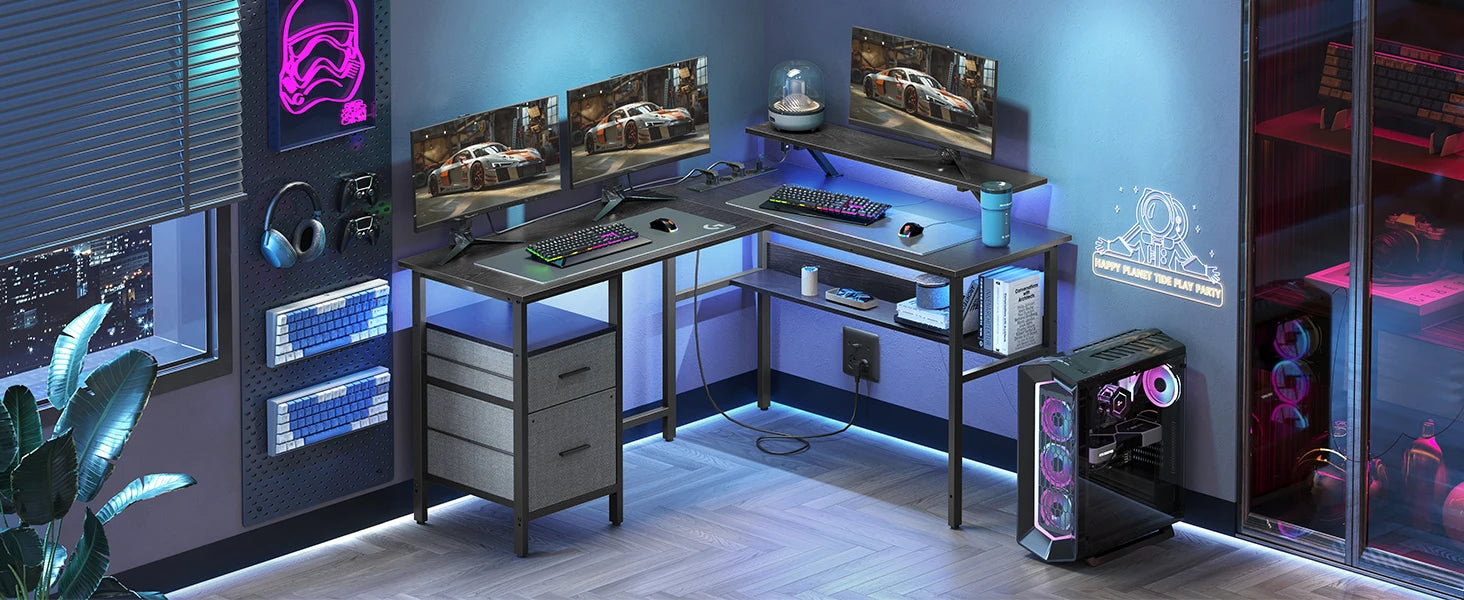 Bureau gaming avec écrans, clavier RGB, PC avec LED et décoration néon, idéal pour joueurs high-tech