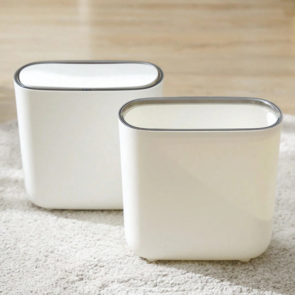 Poubelles modernes blanches avec bord métallique, design minimaliste pour salle de bain ou cuisine