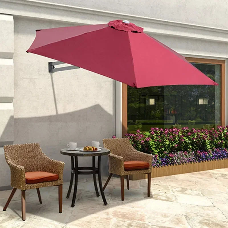 Parasol mural rouge pour terrasse avec table et chaises en rotin, idéal pour extérieur et jardin