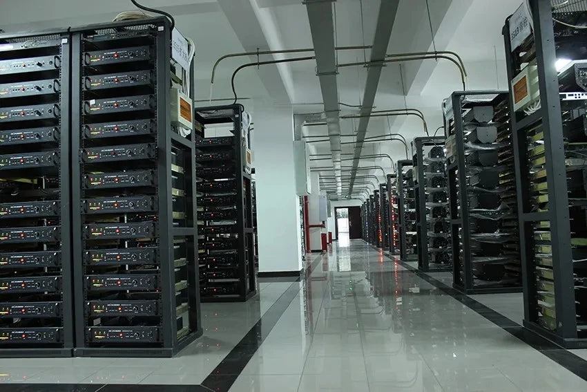 Salle des serveurs high-tech avec racks de données et câblage organisé pour infrastructure cloud