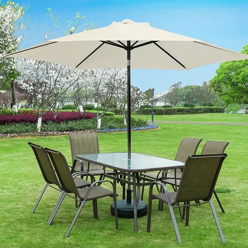 Ensemble table et chaises de jardin avec parasol crème, idéal pour terrasse ou patio extérieur