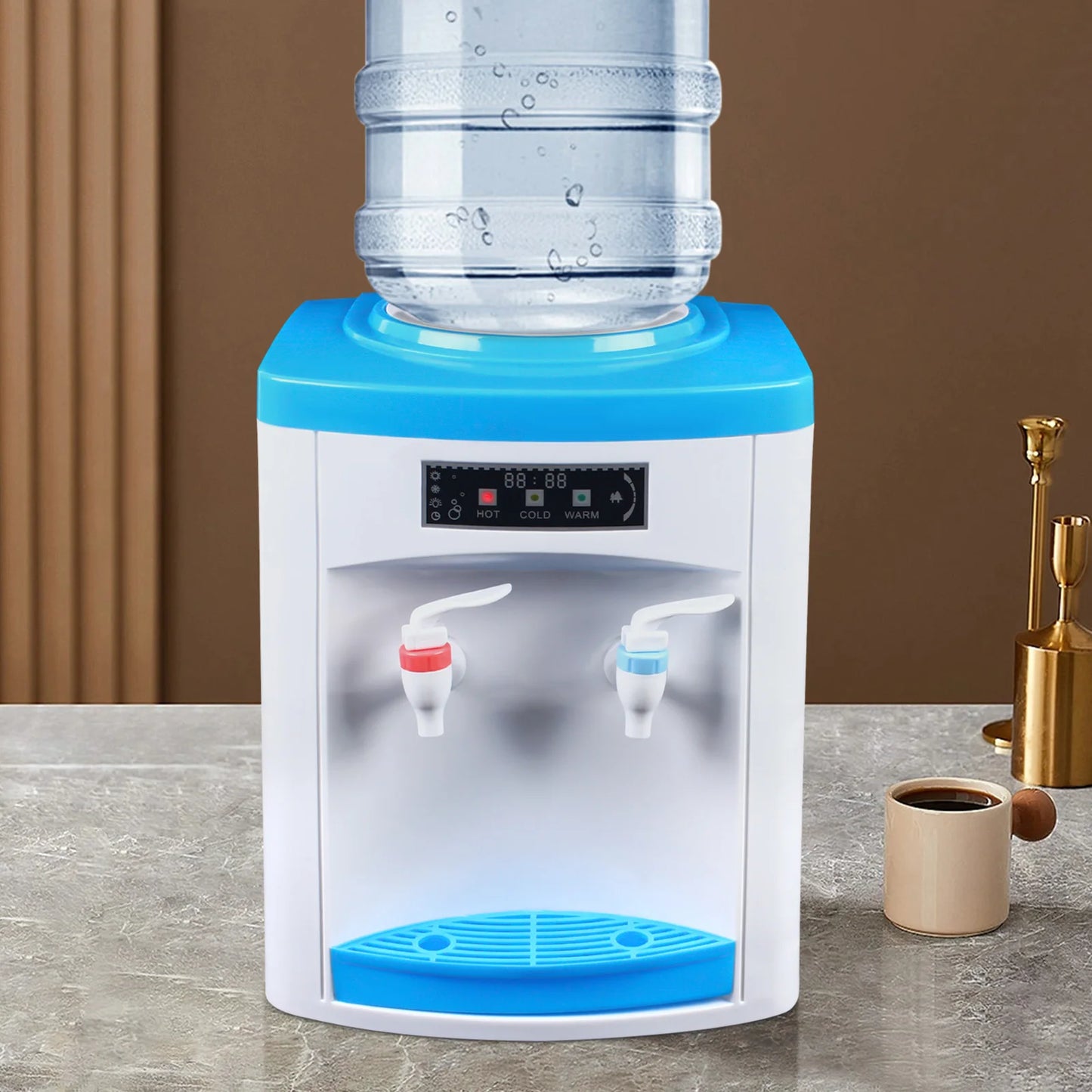 Distributeur d'eau chaud/froid avec réservoir, robinets colorés et affichage numérique sur comptoir