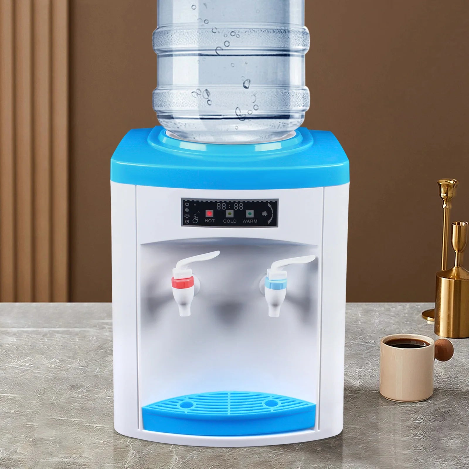 Distributeur d'eau chaud/froid avec réservoir, robinets colorés et affichage numérique sur comptoir