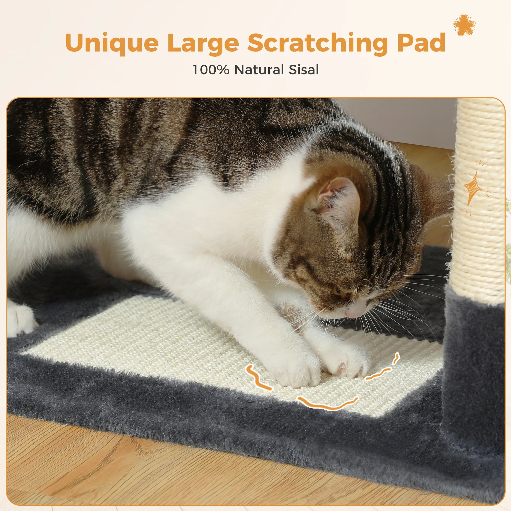 Chat rayé griffant un tapis de griffage en sisal naturel sur arbre à chat gris