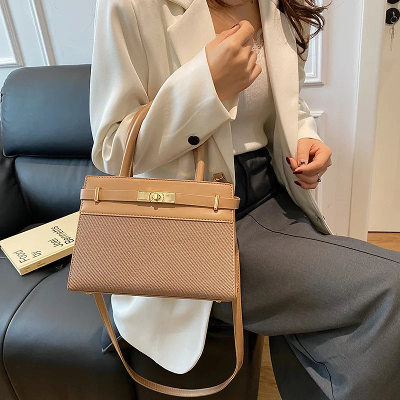 Sac à main beige texturé avec fermoir doré, style élégant pour femme, porté épaule ou à la main