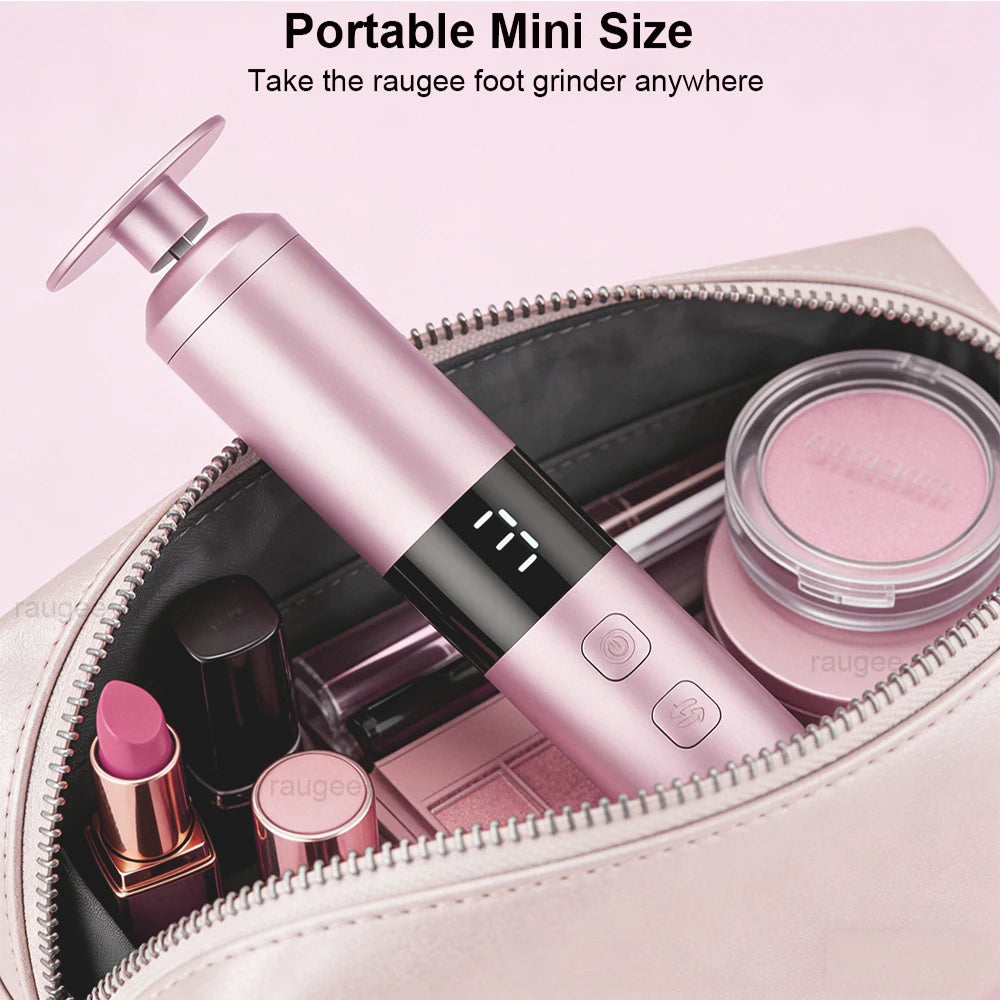 Râpe à pieds électrique portable rose, mini taille, dans sac à maquillage avec cosmétiques