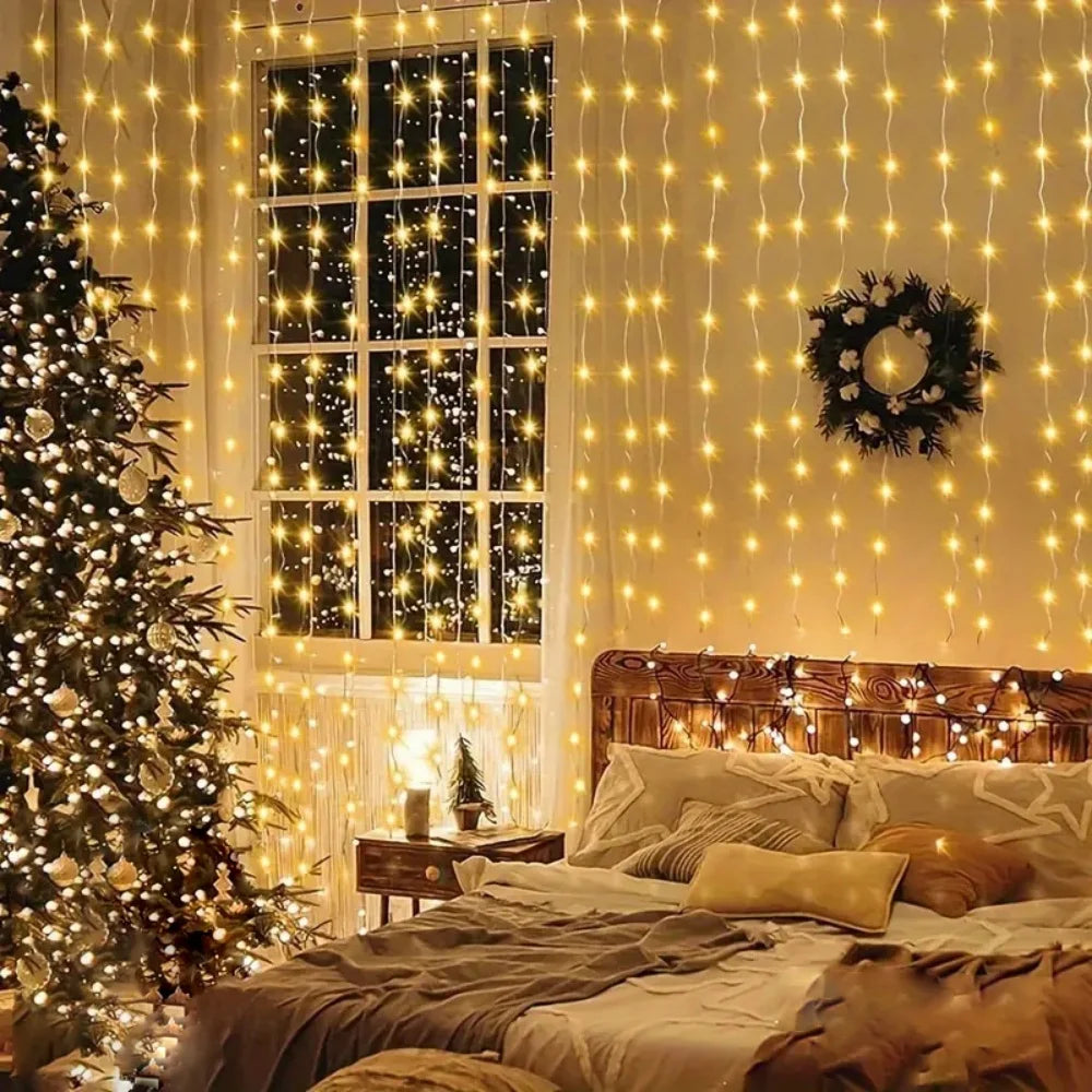 Guirlande lumineuse LED chaîne pour chambre, ambiance chaleureuse avec sapin et décoration murale