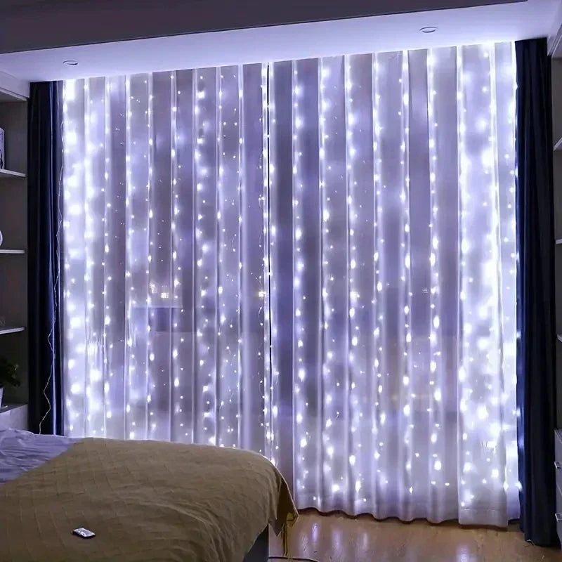 Guirlande lumineuse LED blanc chaud pour fenêtre, ambiance chaleureuse et décorative dans une chambre
