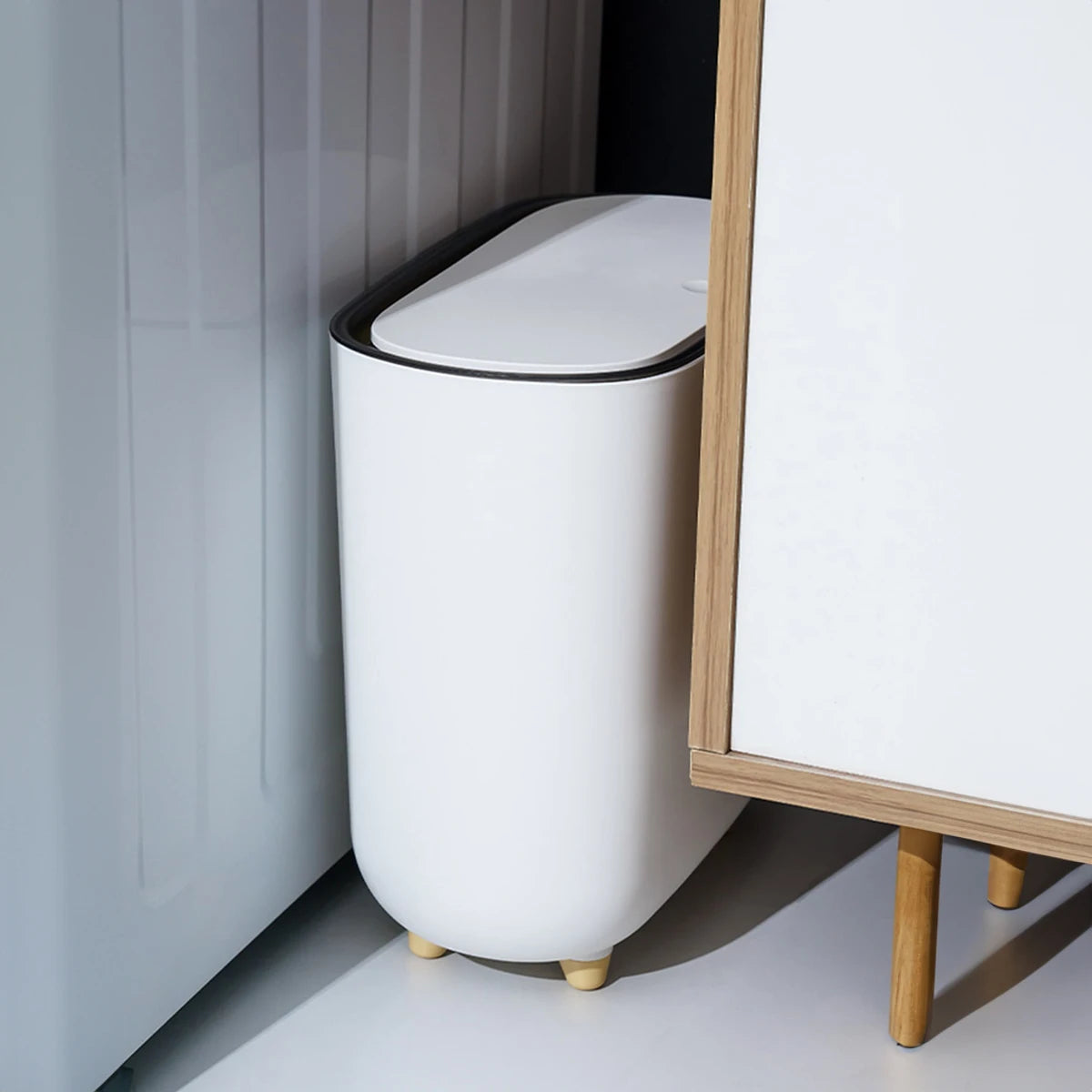 Poubelle moderne blanche avec couvercle noir, design compact pour cuisine ou salle de bain