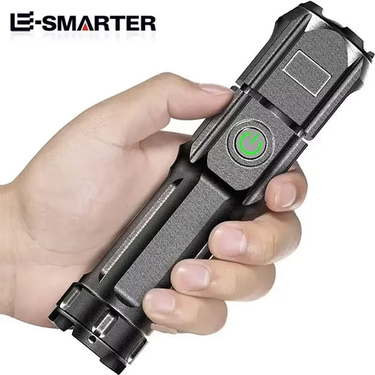 Lampe torche LED E-SMARTER robuste avec bouton d'alimentation vert, idéale pour usage extérieur et survival