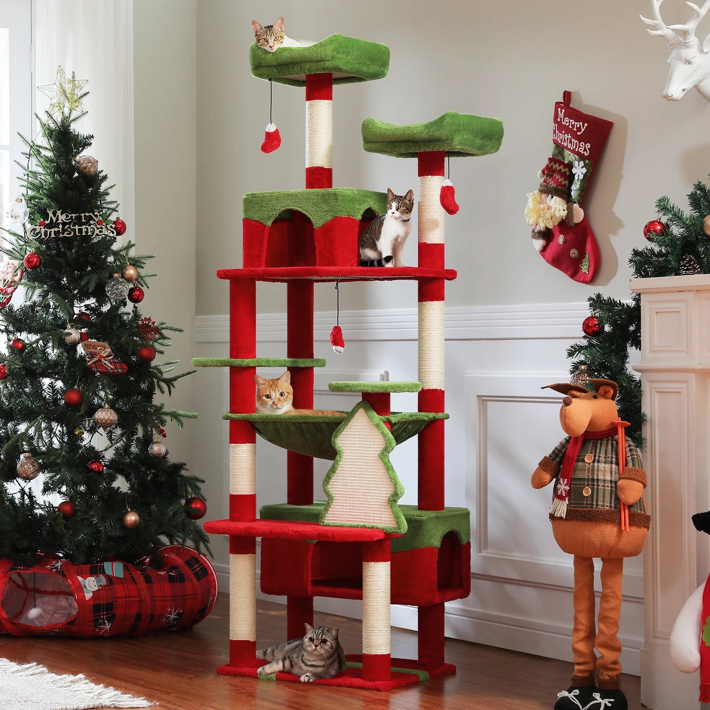 Arbre à chat de Noël rouge et vert avec plateformes, griffoirs et niches pour chats, décoré pour les fêtes