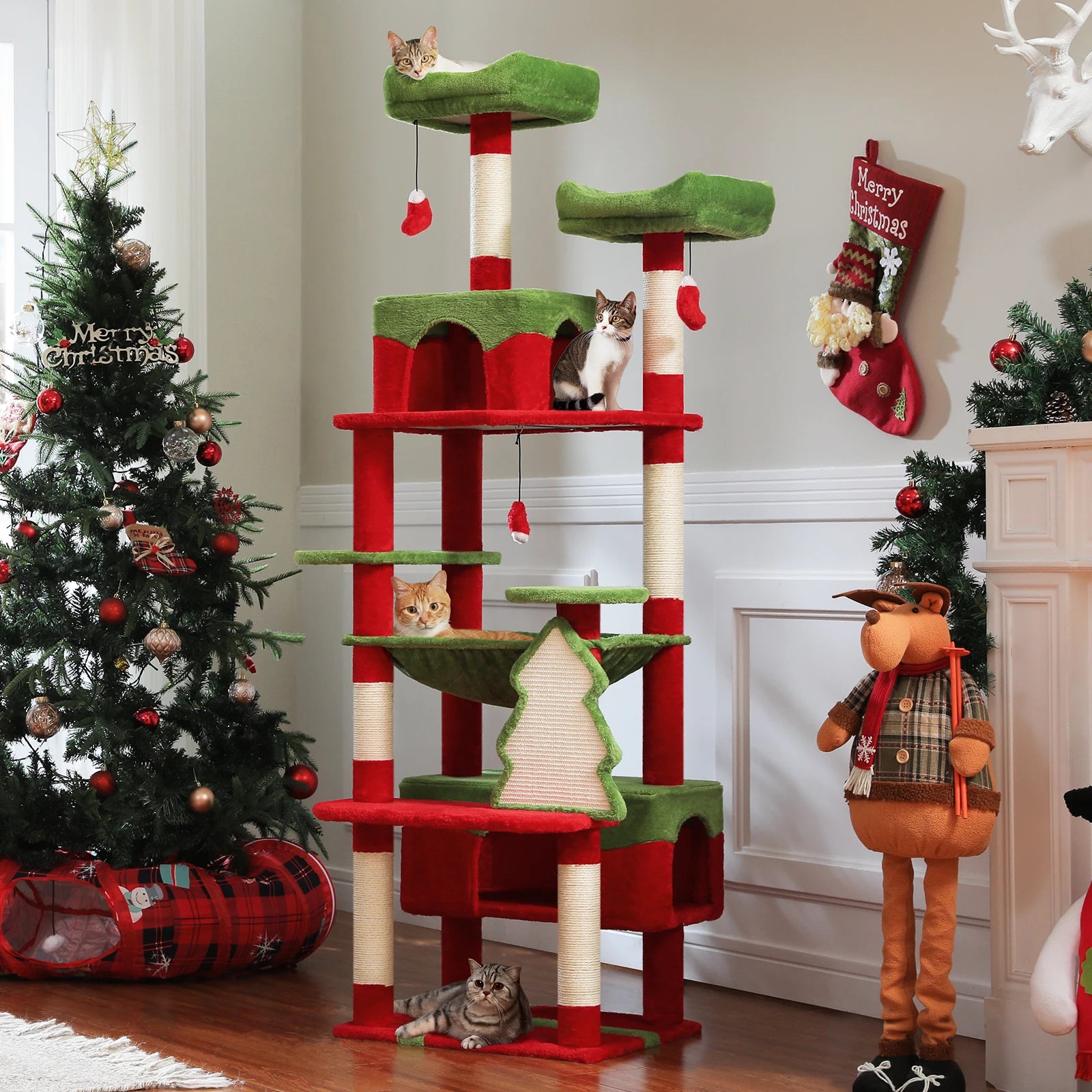 Arbre à chat de Noël rouge et vert avec plateformes, griffoirs et niches pour chats, décoré pour les fêtes