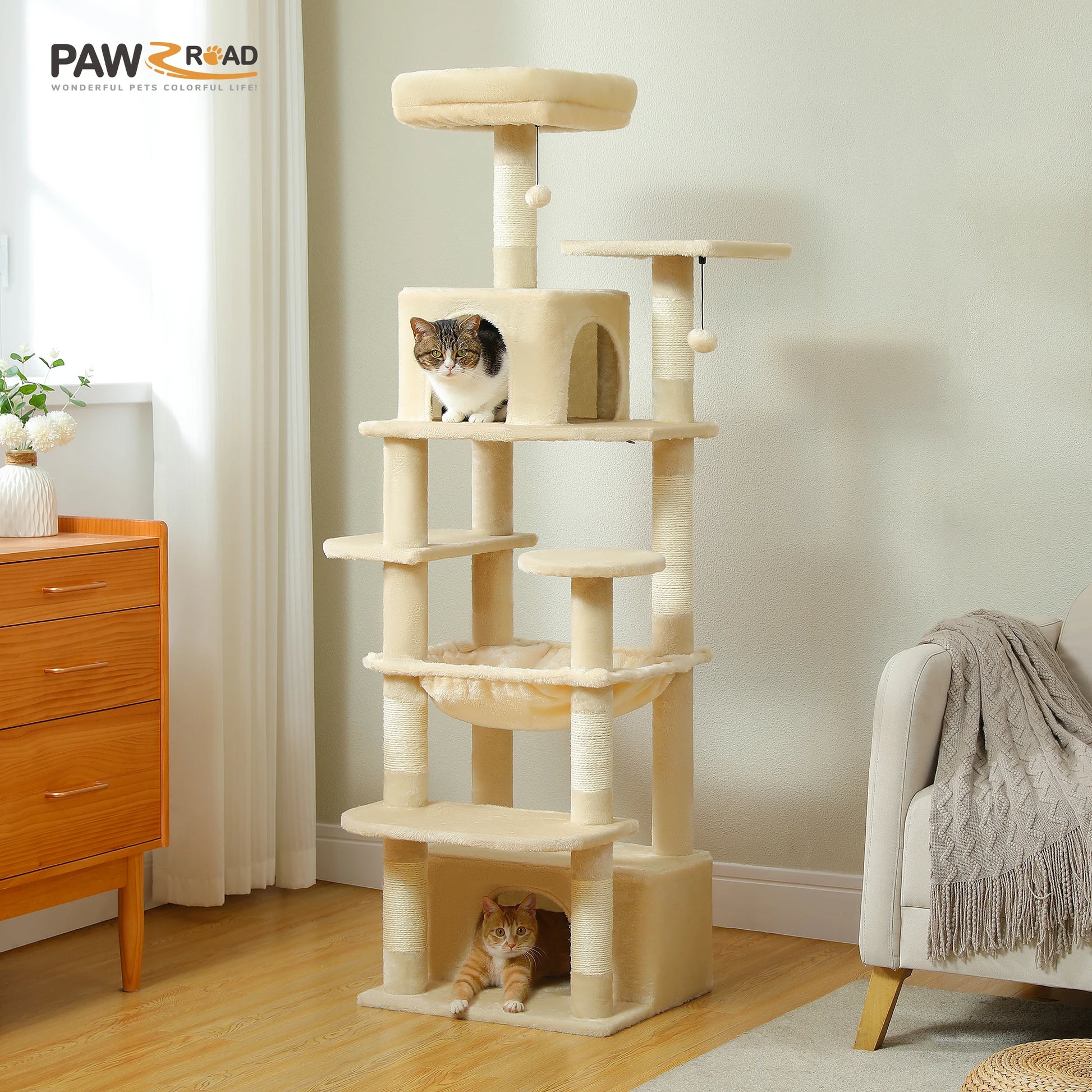 Arbre à chat beige avec plateformes, griffoirs et niches pour chats, idéal pour salon