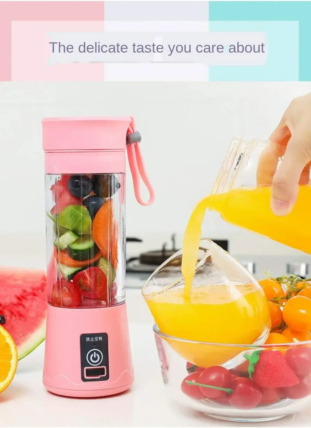 Mixeur portable rose avec fruits, idéal pour smoothies et jus frais, design compact et pratique
