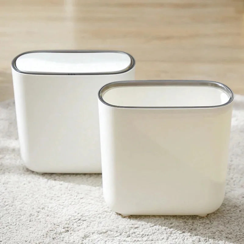 Poubelles modernes blanches avec bord métallique, design minimaliste pour salle de bain ou bureau