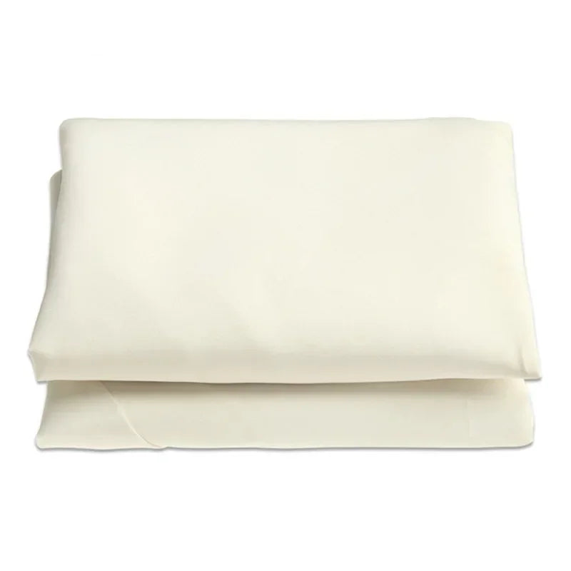 Draps de lit blancs en coton doux, pliés, pour literie confortable et élégante