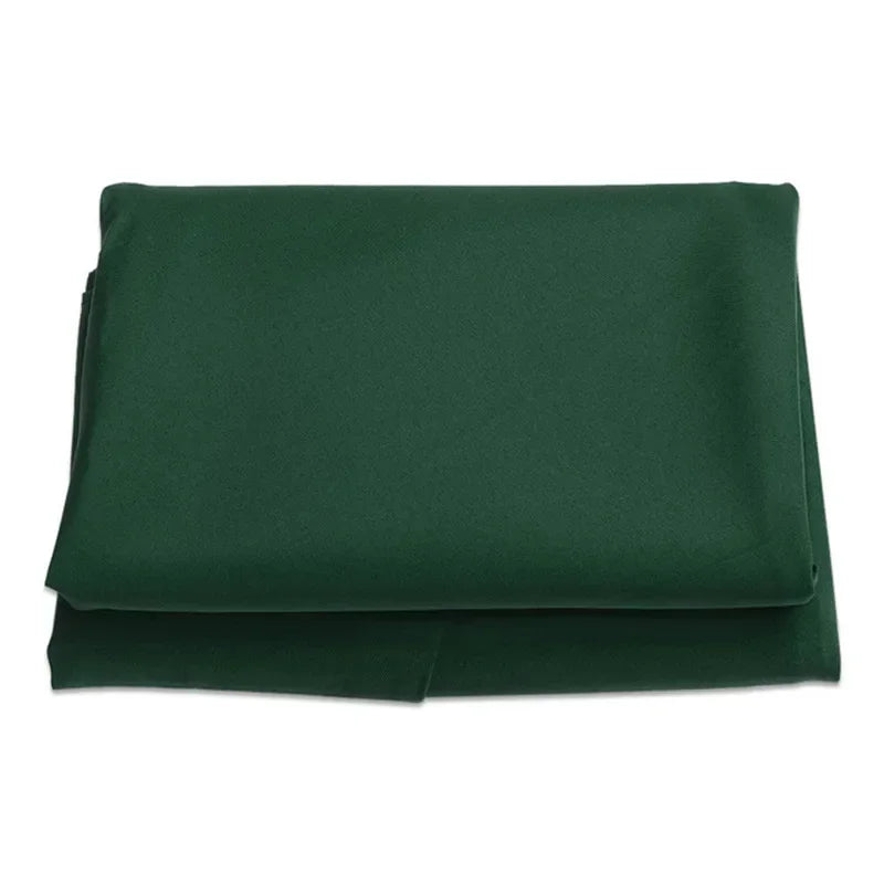 Tissu vert foncé plié, idéal pour accessoires high-tech et gadgets pratiques