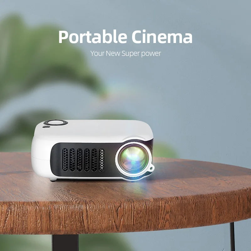 Mini vidéoprojecteur portable pour cinéma maison, compact et high-tech sur table en bois