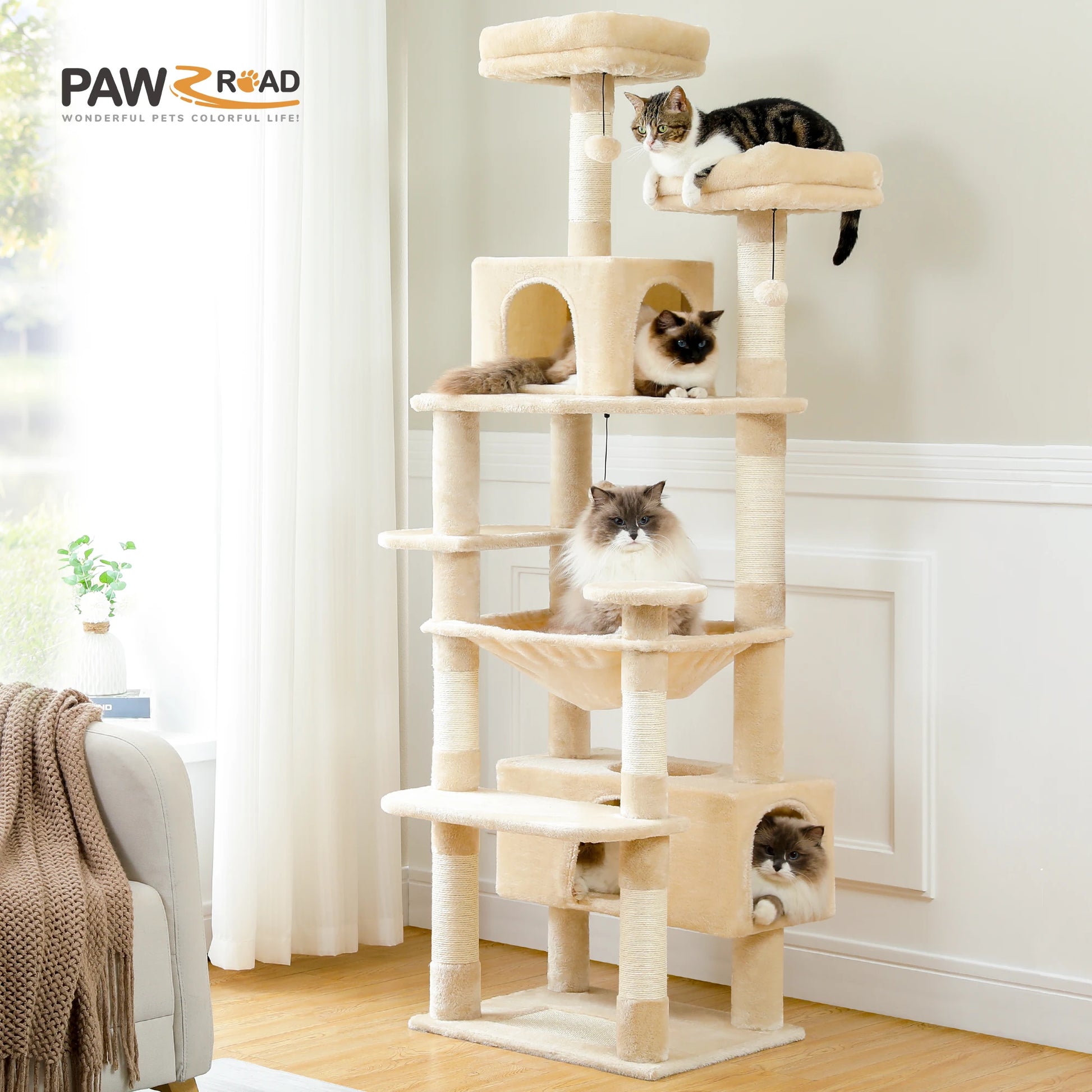 Arbre à chat beige avec plateformes, griffoirs et niches pour chats, idéal pour intérieur