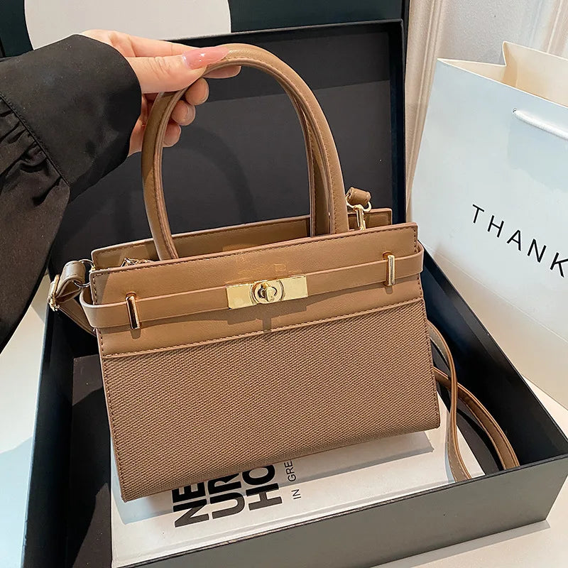 Sac à main beige élégant avec fermoir doré, idéal pour un style moderne et pratique