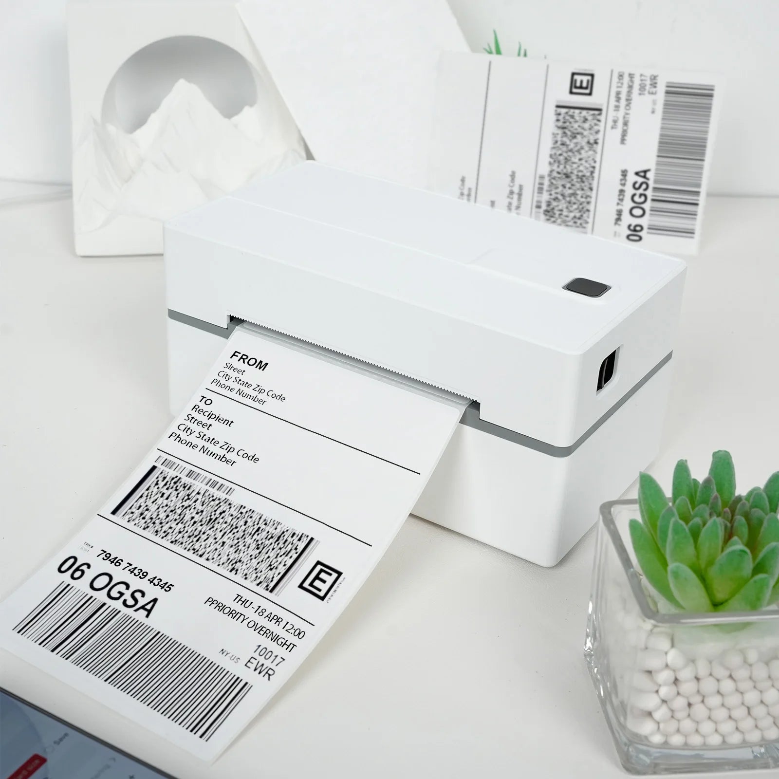 Imprimante d'étiquettes compacte imprimant un label d'expédition avec code-barres et QR code, idéale pour e-commerce