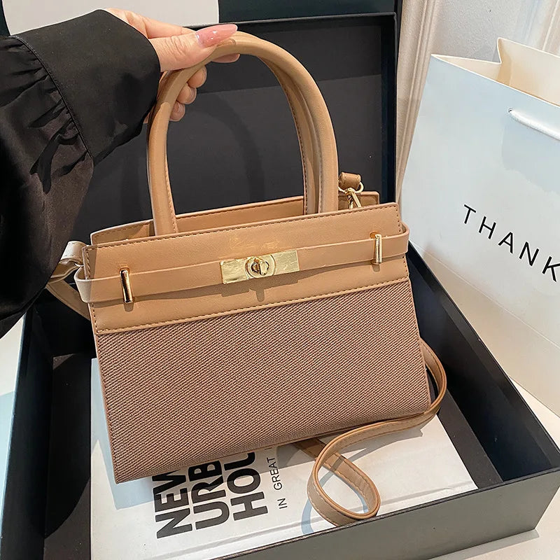 Sac à main beige élégant avec poignées et bandoulière, fermoir doré, idéal pour femme moderne